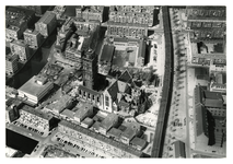 XVIII-128-00-69-2 Luchtopname van de Sint-Laurenskerk aan het Grotekerkplein en omgeving, op de voorgrond midden de ...
