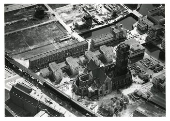 XVIII-128-00-69-3 Luchtopname van de in restauratie zijnde Sint-Laurenskerk aan het Grotekerkplein en omgeving, met in ...