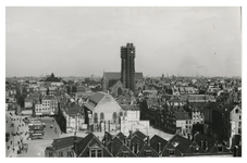 XVIII-377-01 Overzicht van de omgeving van de Sint-Rosaliakerk aan de Leeuwenstraat. Op de achtergrond de in de ...