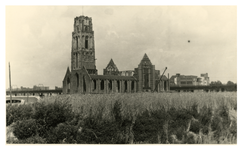 XVIII-82-15 De Sint-Laurenskerk met een korenveld van de productieslag, vanaf de Blaak gezien. Op de achtergrond het ...
