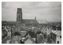XVIII-95-02 Overzicht van de Sint-Laurenskerk en omgeving vanaf het dak van een huis in de omgeving van de Nieuwstraat. ...