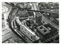 XXII-204 Overzicht van de bouw van het Technikon scholencomplex, met in het midden rechts de bijna 60 meter hoge ...