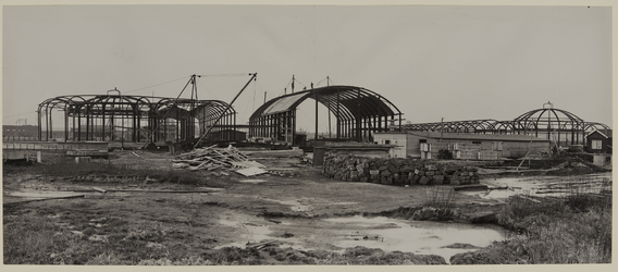 XXIII-124-12 Overzicht van de bouwwerken van de dierentuin tijdens het opbouwen van de Diergaarde in de wijk Blijdorp.