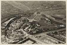 XXIII-124-65 Luchtfoto van Diergaarde Blijdorp en omgeving, met op de voorgrond rechts woningen aan de Bentincklaan en ...