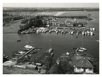 XXIII-135-00-00-01 Overzicht van de Kralingse Plas, ter hoogte van de haven van de Rotterdamse watersportzeilvereniging ...