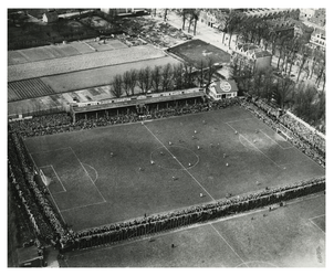 XXIII-135-02-1 Luchtopname van het stadion en het terrein van de voetbalvereniging Feijenoord aan de Dordtsestraatweg, ...