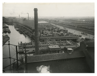 XXIII-164-2 Overzicht vanaf de Gasfabriek Feijenoord van het zwembad aan het Mallegat, bij de Nieuwe Maas, en verderop ...