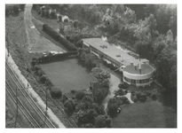 XXIII-181 Luchtopname van het clubhuis van de Rotterdamse golfclub aan de Kralingseweg, met rechts een gedeelte van de ...