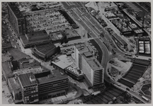 XXIV-78-01-00-02-14_1 Luchtopname van het metro bouwdok aan het Weena (rechts). In het midden het Hilton Hotel en links ...