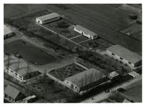 XXV-194-06 Luchtopname van het barakkenkamp voor Indische gerepatrieerden aan de Dorpsweg in Charlois, gelegen in het ...