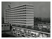 XXV-488-24 Overzicht van de flat van de H.A.L. aan de Oldegaarde en op de voorgrond woningen op de hoek van de ...