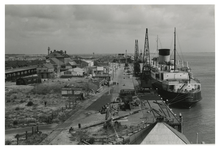 XXVIII-23-00-03-01 Overzicht van de aanlegplaats van de Harwichboot in Hoek van Holland. Links het treinstation van ...