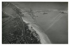 XXXI-366-01-03-1 Luchtopname van de bijna voltooide afsluitdijk over de Brielse Maas bij het het Brielse Meer. Aan de ...