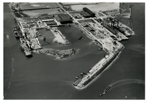 XXXI-597-150-03-07-2 Luchtopname van de scheepswerf van Verolme's Dok- en Scheepsbouw Maatschappij in het haven- en ...