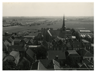 XXXI-626-1 Overzicht vanaf de watertoren in IJsselmonde van de daken van de woningen aan de Oostdijk, verderop de ...