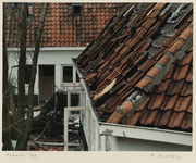1369 Woningen in het Witte Dorp zijn vervallen en verlaten. Detail dak met verwijderde dakpannen. Uit een serie over de ...