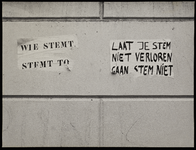 1978-3197 Twee teksten geplakt op een muur aan de Crooswijksesingel: wie stemt stemt toe/ laat je stem niet verloren ...