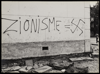 1978-3203 Opschrift op muur aan de Crooswijkseweg: zionisme = (hakenkruis). Uit een serie foto's over teksten op ...