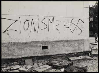 1978-3203-01 Opschrift op muur aan de Crooswijkseweg: zionisme = (hakenkruis). Uit een serie foto's over teksten op ...