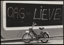 1978-3212 Opschrift op een muur in de Keerweer: dag, r.m.s., lieve. Uit een serie foto's over teksten op gebouwen en ...