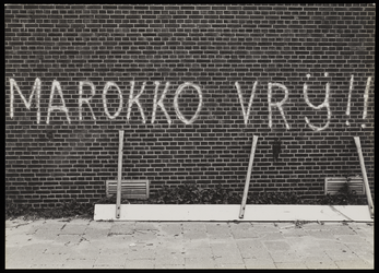 1978-3218-01 Opschrift op een muur in een zijstraat van de Crooswijkseweg: marokko vrij!!. Uit een serie foto's over ...