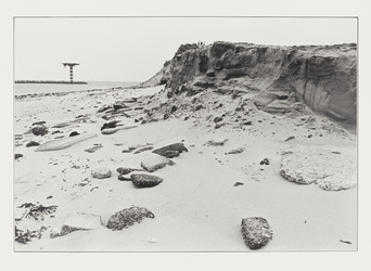 1980-1678 Noordwestpunt van de Maasvlakte. Op de voorgrond strand, rechts afgeslagen duinen. Links de Noordzee en de ...