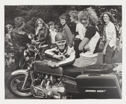 1980-1684 Bezoeker van popfestival in het Zuiderpark met motorhelm bij zijn motor. Op één van de koffers staat 'Moeders ...