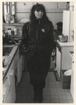 1983-1393 Portret van H.M. Maingay-Roeloff (geboren 1942, echtgenoot van kunstenaar Rob Maingay) in de keuken van ...