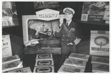 1987-2510 Etalage van een sigarenwinkel in de Van der Takstraat met reclame voor shag van Captain Grant. Gepubliceerd ...