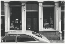 1987-2513 Etalage van een sigarenwinkel in de Van der Takstraat met reclame voor shag en sigaren. Gepubliceerd in 'Die ...