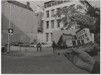 1987-2526 Stadsgezichten (artistiek). Kortenaerstraat. Links op de foto in de hand is de Boomgaardsstraat. Uit een ...