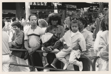 1987-816 Publiek kijkt toe op de Kunstmarkt. Uit een serie van 10 foto's over de Kunstmarkt op de Coolsingel.