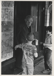 1987-99 Orgelman met collectebus bij twee kinderen in de Middellandstraat.