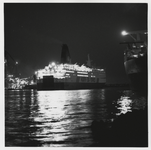 1988-1406 Het schip Norsun van North Sea Ferries ligt beladen met vrachtauto's en passagiers in de Beneluxhaven, ...