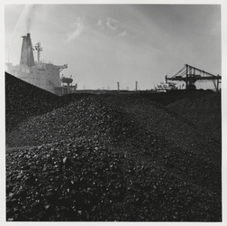 1988-1422 Erts of steenkool op het terrein van Europees Massagoed Overslagbedrijf B.V. (EMO) aan de Mississippihaven op ...