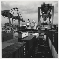 1988-1426 Schip ligt aan de kade van de Deltaterminal van Europe Container Terminus (ECT) op de Maasvlakte. Uit een ...