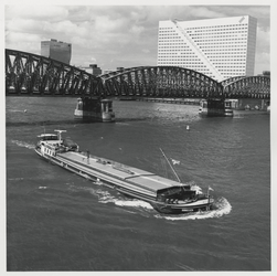 1988-1438 Binnenvaartschip m.s. Annegien passeert de spoorbrug over de Nieuwe Maas. Uit een serie van 40 foto's over ...