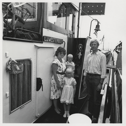 1988-1439 Familie L.J. Westerbeek met hond op hun binnenvaartschip m.s. Dankbaarheid. Uit een serie van 40 foto's over ...