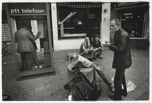 1989-4742 Straatbeeld voor café Faas op de hoek van de Zwaanshals en de Zaagmolenstraat. Links in beeld een ...