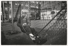 1989-4749 Meisje op een speelveld, hoek Vijlkapperstraat en Vletstraat. Uit een serie van 10 straatbeelden in het Oude ...