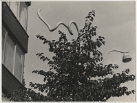 1991-444 Kraatpaal, door kunstenaar Cor Kraat ontworpen lantarenpaal op de hoek van de Van Oldenbarnevelstraat en de ...