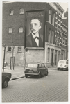 1991-519 Portret van Multatuli met de tekst ‘Van de maan af gezien zijn we allen even groot’ in de Mauritsstraat van ...
