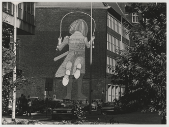 1991-780 Muurschildering 'Touwtjesspringend meisje' van kunsternaar Co Westerik op een muur van het politiebureau aan ...