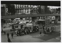 1996-2693 Wachtende mensen bij bushalte bij metrostation Zuidplein.