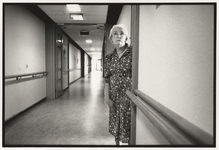 1997-287 Oudere vrouw op de gang van een verzorgingshuis. Uit een serie van 11 foto's over echtpaar Van ...