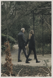 2000-170 Man en vrouw wandelen door het Arboretum Trompenburg. Uit een serie van 23 foto's over het Arboretum Trompenburg.