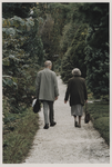 2000-171 Man en vrouw wandelen door het Arboretum Trompenburg. Uit een serie van 23 foto's over het Arboretum Trompenburg.