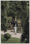 2000-172 Vrouw wandelt door het Arboretum Trompenburg. Uit een serie van 23 foto's over het Arboretum Trompenburg.