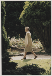2000-173 Vrouw wandelt door het Arboretum Trompenburg. Uit een serie van 23 foto's over het Arboretum Trompenburg.