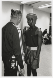 2002-1019 Een coach en zijn pupil tijdens bokswedstrijden bij Boxing '82 aan het Afrikaanderplein.